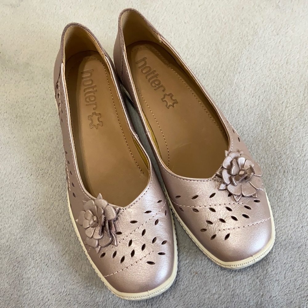 hotter Comfort Concept flower accent flats